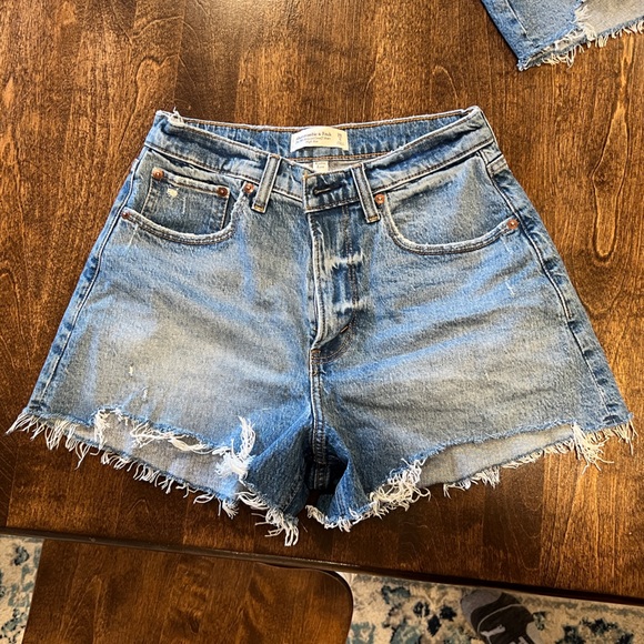 Pants - Abercrombie Curve Love 90s High Rise Cutoff Shorts LIGHT MEDIUM WASH
Size: 28